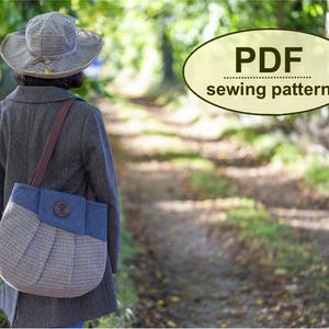 K&ouml;nnte beinhalten: Eine Person tr&auml;gt einen grauen Mantel und einen Hut und tr&auml;gt eine blaue und gemusterte Handtasche mit einem braunen Riemen. Die Tasche hat einen gro&szlig;en Holzknopf. Das Bild enth&auml;lt den Text "PDF sewing pattern".