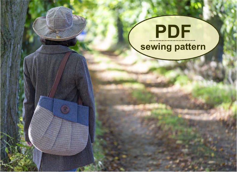 K&ouml;nnte beinhalten: Eine Person tr&auml;gt einen grauen Mantel und einen Hut und tr&auml;gt eine blaue und gemusterte Handtasche mit einem braunen Riemen. Die Tasche hat einen gro&szlig;en Holzknopf. Das Bild enth&auml;lt den Text "PDF sewing pattern".