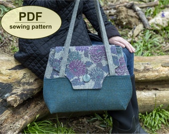 Könnte beinhalten: Ein PDF-Schnittmuster für eine Tragetasche mit einem floralen Stoff und einem tealfarbenen Stoffboden. Die Tasche hat einen Knopfverschluss und einen langen Riemen.