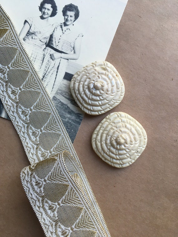 Vintage woven jacquard ribbon, unusual vintage buttons from 1950s, retro sewing project, vintage bag and hat trims