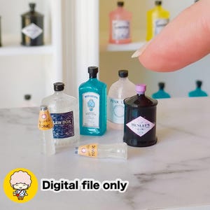 Op de afbeelding: Miniatuur drankflessen in verschillende kleuren, waaronder transparant, turquoise, roze en zwart, met zwarte en roze doppen. Eén fles draagt het opschrift "Henley's Gin". Een kleine fles "Sparkle Tonic" is ook aanwezig. De tekst "Digital file only" staat onderaan.