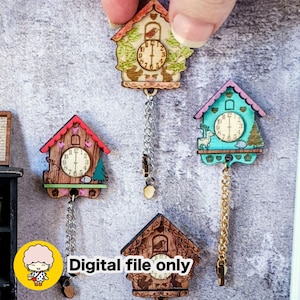 Op de afbeelding: Miniatuur houten koekoeksklokken in verschillende kleuren, waaronder rood, groen en bruin. Elke klok heeft een gedetailleerde wijzerplaat met wijzers en een slinger. De tekst "Digital file only" is zichtbaar.