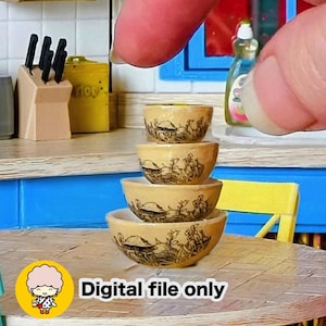 Könnte beinhalten: Ein Stapel von vier Miniatur-Beige-Schalen mit einem schwarzen Landschaftsdesign. Die Schalen stehen auf einem Holztisch. Das Bild zeigt auch einen gelben Stuhl, eine blaue Wand und einen gelben Behälter.