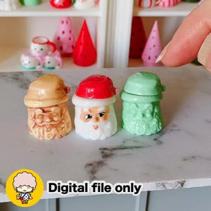 Könnte beinhalten: Drei Miniatur-Weihnachtsmannfiguren in Beige, Rot und Grün. Die Santa-Figuren haben detaillierte Gesichter und Hüte. Das Bild enthält den Text "Digital file only".