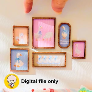 Op de afbeelding: Een verzameling miniatuur ingelijste kunstwerken met houten frames. De kunst toont illustraties van eenden in verschillende poses, tegen roze en blauwe achtergronden. Eén frame heeft de tekst "Welcome friends". De zin "Digital file only" is ook aanwezig.