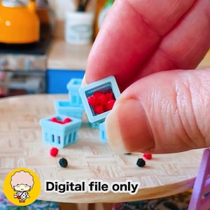 Puede incluir: Miniaturas de cestas azul claro llenas de bayas rojas. Se ven varias cestas, con algunas bayas esparcidas sobre una superficie de madera. El texto "Digital file only" se muestra en blanco.