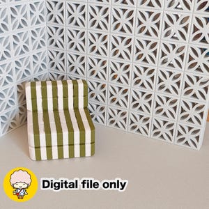Puede incluir: Un pequeño sofá a rayas verdes y blancas se encuentra frente a una pared blanca estampada. El sofá es un objeto decorativo en miniatura. La imagen incluye el texto "Digital file only".