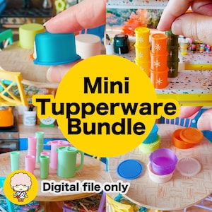 Op de afbeelding: Een verzameling miniatuurkleurige Tupperware-containers, bekers en kannen. De afbeelding toont een verscheidenheid aan vormen en maten, waaronder gestapelde containers en afzonderlijke stukken in tinten blauw, groen, roze, oranje en geel. Tekst op de afbeelding luidt "Mini Tupperware Bundle" en "Digital file only."