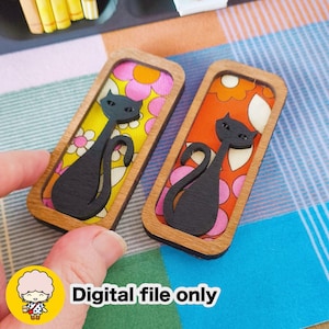 Puede incluir: Dos adornos de madera con forma de gato con un fondo floral retro. Las siluetas de gatos negros están enmarcadas en marcos rectangulares de madera. El texto "Digital file only" es visible en la esquina inferior derecha.
