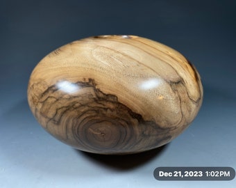 English Walnut G+ Hollow vase #15537 made by Smithsonian Artist, David Walsh (cmts)