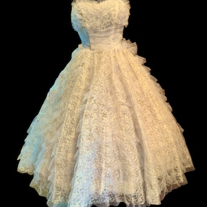 Amazing pristine white and blue tile 1950’s cupcake prom wedding dress