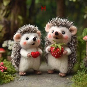 Needle Felt Hedgehog Figurine, Handmade Wool Woodland Miniature Decor，Gift for Mom