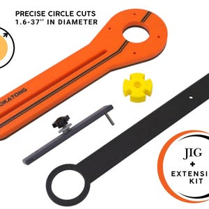 K&ouml;nnte beinhalten: Eine orangefarbene Kreisschneideschablone mit schwarzen Akzenten, die pr&auml;zise Kreisschnitte von 4,06 bis 93,98 cm Durchmesser erm&ouml;glicht. Enth&auml;lt ein schwarzes Erweiterungsset und eine gelbe Komponente. Der Text auf dem Bild lautet "Precise Circle Cuts 1.6-37" in Diameter" und "Jig + Extension Kit".