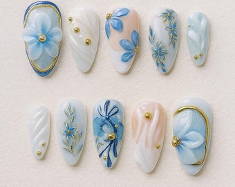 Uñas postizas con diseño floral 3D: elegante diseño de uñas en almendra azul con dorado