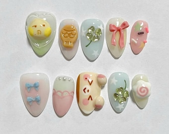 Pastellfärgade kawaii-pressnaglar: 3D-berlocker, rosetter, blommor
