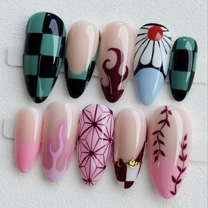 Puede incluir: Un conjunto de diez uñas artificiales con varios diseños. Las uñas presentan patrones como cuadros verdes y negros, llamas, florales y formas geométricas. Los colores incluyen rosa, nude, rojo y blanco. Algunas uñas tienen un lazo dorado.