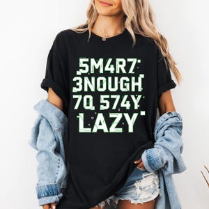 Maglietta "Smart Enough to Stay Lazy", divertente maglietta grafica per nerd della tecnologia, per programmatori, giocatori o studenti, maglietta per uno stile di vita geek e pigro