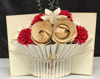 Jarrón personalizado con forma de libro, con flores artificiales rojas y flores de papel / Decoración literaria hecha a mano