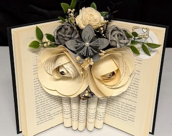 Jarrón negro con diseño floral personalizado, adornado con flores de sola y papel / Decoración literaria hecha a mano