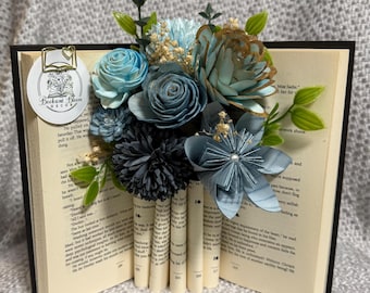 Blaue Blumenvase mit Buchblumen und Sola Blumen | Handgemachte literarische Dekoration