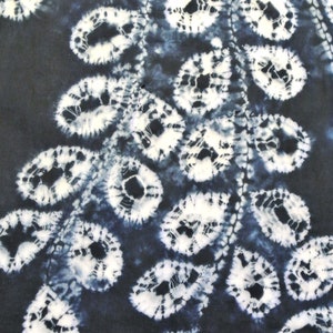 Bufanda shibori azul hecha a mano, bufanda azul única, regalo elegante para ella, bufanda azul oscuro, chal de noche azul, atuendo elegante, idea de regalo para las fiestas