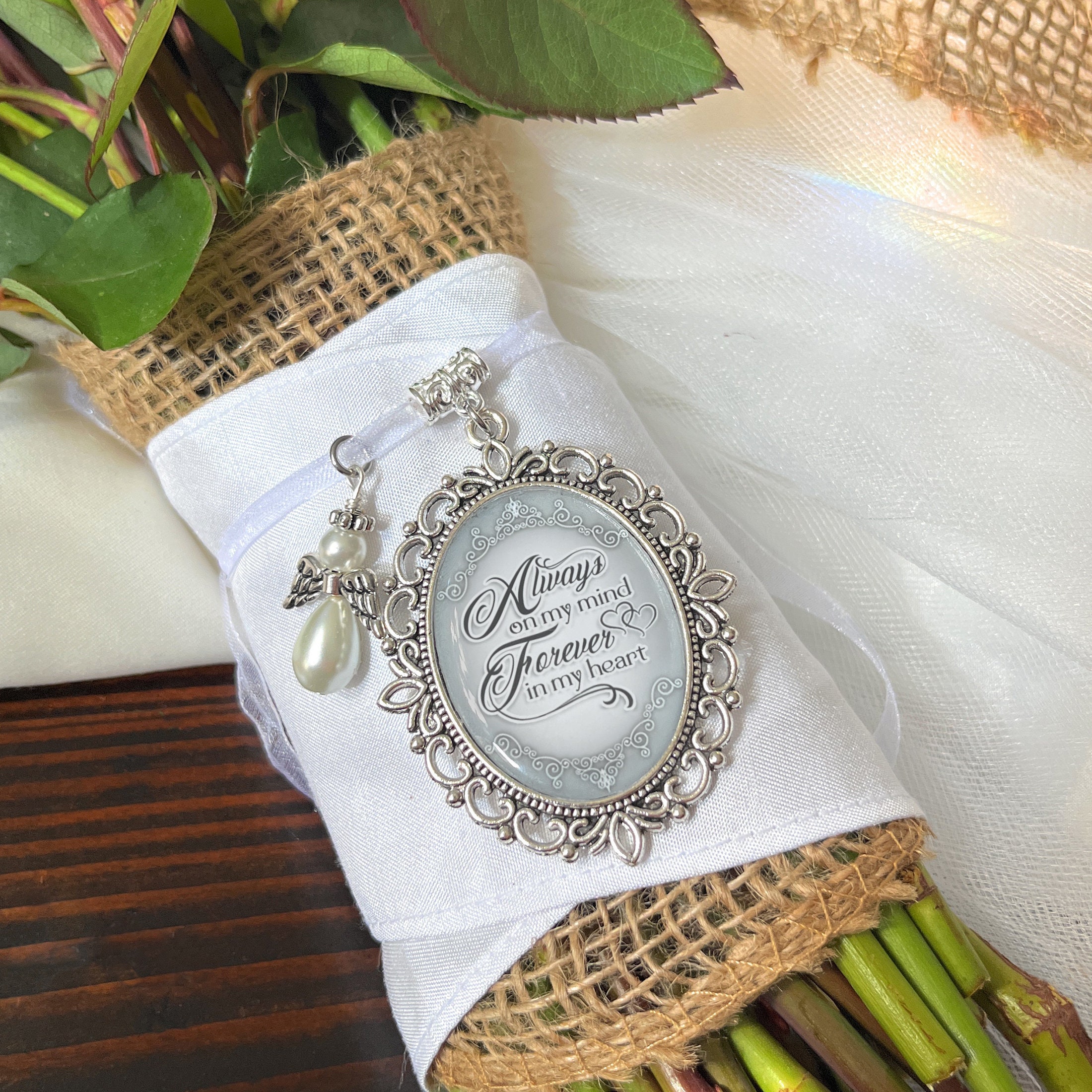 Ciondolo Portafoto Per Bouquet Da Sposa – “Holding You In My Heart As I Walk Down The Aisle” – Regalo Per Papà