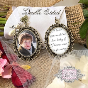 以下が含まれることがあります： 楕円形のフレームが付いた両面記念ペンダント。片面には女性の写真、もう片面には「天国がそれほど遠くなければ、今日ここにいたでしょう」というテキストがあります。ペンダントは装飾的な透かし彫りのデザインです。