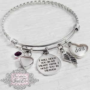 Può includere: Un braccialetto con ciondoli in argento con un ciondolo a forma di cuore che dice "papà", un ciondolo a forma di cuore con una piccola gemma viola, un ciondolo a forma di cuore con un piccolo scomparto e un ciondolo rotondo che dice "Ti terrò nel mio cuore finché non ti incontrerò in paradiso".