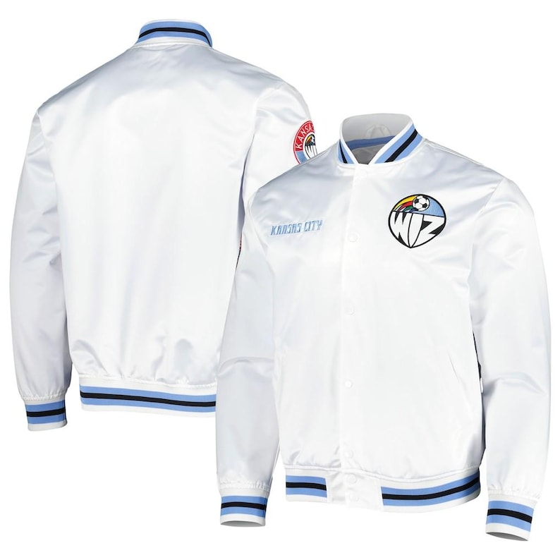Puede incluir: Una chaqueta bomber de sat&eacute;n blanco con ribetes acanalados a rayas en azul claro y negro en el cuello, pu&ntilde;os y dobladillo. El frente muestra un logotipo circular de Kansas City Wiz con un bal&oacute;n de f&uacute;tbol y un arco&iacute;ris, y el texto Kansas City.