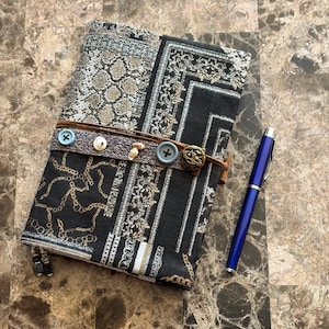 A5-dagboksfodral i tyg med lapptäcke, spänne i mocka, anteckningsbokshållare i Maximalist-stil