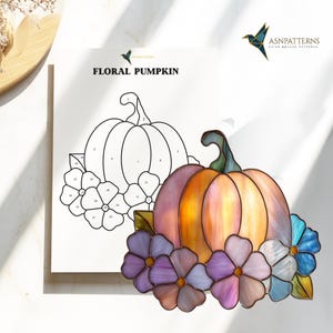 K&ouml;nnte beinhalten: Ein Buntglas-Blumenk&uuml;rbis in Orange-, Rosa- und Lilat&ouml;nen, umgeben von lila und blauen Blumen. Im Hintergrund ein Papier mit den Worten "FLORAL PUMPKIN" und einer K&uuml;rbiskontur.