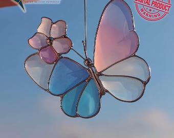 二匹の蝶々 丸型ヴィンテージ ステンドグラス グラスマスターズ バタフライ ステンドグラスの窓。 セミ、色付きの羽を持つ蝶。 ガラスサン