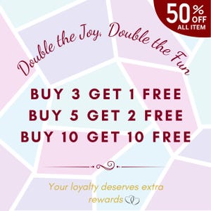 K&ouml;nnte beinhalten: Werbegrafik mit pastellfarbenem geometrischem Hintergrund. Der Text lautet "Double the Joy, Double the Fun" und bietet Aktionen wie "KAUFE 3 ERHALTE 1 GRATIS", "KAUFE 5 ERHALTE 2 GRATIS" und "KAUFE 10 ERHALTE 10 GRATIS". Ein 50 % Rabatt-Verkauf wird ebenfalls beworben.
