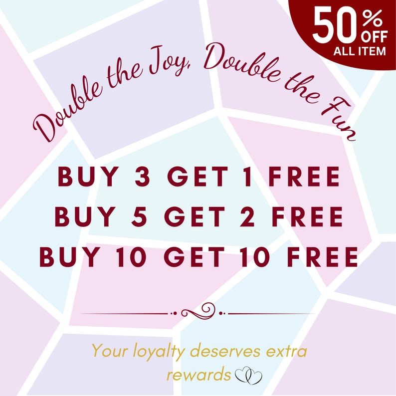 K&ouml;nnte beinhalten: Werbegrafik mit pastellfarbenem geometrischem Hintergrund. Der Text lautet "Double the Joy, Double the Fun" und bietet Aktionen wie "KAUFE 3 ERHALTE 1 GRATIS", "KAUFE 5 ERHALTE 2 GRATIS" und "KAUFE 10 ERHALTE 10 GRATIS". Ein 50 % Rabatt-Verkauf wird ebenfalls beworben.