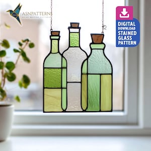 Può includere: Pannello in vetro colorato raffigurante tre bottiglie di vino verdi e bianche, ciascuna con un tappo di sughero. Il pannello è sospeso da catene davanti a una finestra. Il testo "DIGITAL DOWNLOAD STAINED GLASS PATTERN" è visibile.
