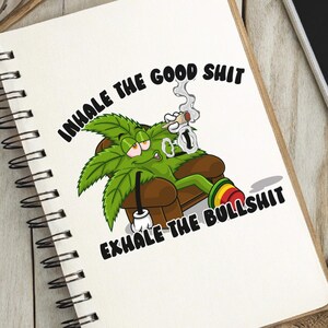 Könnte beinhalten: Spiralgebundenes Notizbuch mit einem Cartoon-Cannabisblatt, das eine Zigarette raucht. Der Text "INHALE THE GOOD SHIT EXHALE THE BULLSHIT" ist auf dem Notizbuch abgebildet. Daneben liegt ein weißes Smartphone.