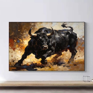 Puede incluir: Impresión en lienzo enmarcada de un toro negro cargando, con cuernos curvos. La obra de arte utiliza una paleta de negro, marrón y dorado, creando una imagen dinámica. El toro es el foco central.
