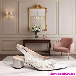 Könnte beinhalten: Ein silberner und weißer Slingback-Schuh mit Blockabsatz. Der Schuh hat ein Mesh-Design auf dem Obermaterial und eine spitze Zehenpartie. Der Absatz misst ca. 5 cm.