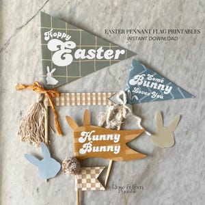 Puede incluir: Banderines con temática de Pascua con las frases "Hoppy Easter", "Some Bunny Loves You" y "Hunny Bunny". Los banderines son de colores pastel, con siluetas de conejos y elementos decorativos.