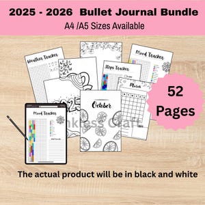Peut inclure: Un ensemble de pages de bullet journal en noir et blanc, comprenant des suivis de météo, d'humeur et de pas, ainsi qu'un calendrier mensuel. Le lot comprend 52 pages et est disponible en formats A4 et A5. Une tablette affiche un suivi d'humeur. Le texte indique "2025-2026 Bullet Journal Bundle."
