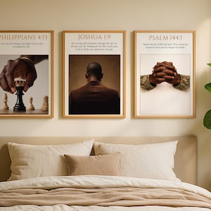 Peut inclure: Trois impressions d'art encadrées avec des citations inspirantes sont accrochées au-dessus d'un lit. Les impressions présentent des images de mains, du dos d'une personne et de mains jointes. Les cadres sont de couleur bois chaud, et l'esthétique générale est neutre et apaisante.