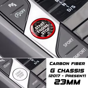 Puede incluir: Primer plano de la consola interior de un coche con botones. El botón "START ENGINE STOP", con un anillo rojo y textura de fibra de carbono, es el centro de atención. Otros botones incluyen "P OFF", "SPORT" y "COMFORT". También se ve el texto "CARBON FIBER G CHASSIS (2017 - PRESENT) 23MM".