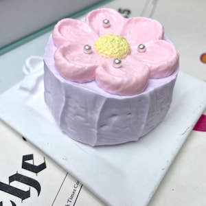 以下が含まれることがあります： 黒い持ち手と「But First, Coffee」の文字が黒い手書き風フォントで描かれた白いセラミックマグカップ。マグカップの高さは約10cmで、約350mlの液体が入ります。