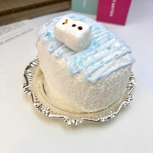 Peut inclure: Panneau en bois rustique avec l'inscription "Welcome to our home" en lettres blanches. Le panneau présente une finition vieillie et un design simple et accueillant, idéal pour un porche.