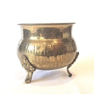 Vintage gehämmerte Pflanzschale aus Messing, kleiner Übertopf mit Boho-Dekor-Appeal, 10 cm hoch