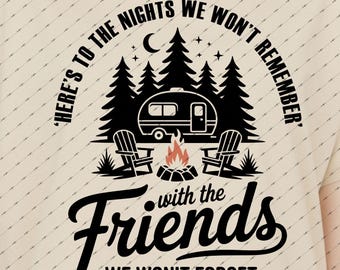 Frase de acampada SVG PNG / Por las noches que no recordaremos / Diseño acogedor de acampada con fogata en la montaña