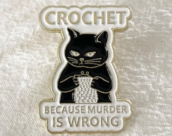 Broches de esmalte de gato negro de ganchillo, broche con frase divertida, insignia de ganchillo "Porque el asesinato está mal", accesorio para bolsos de lona, cordón, chaquetas