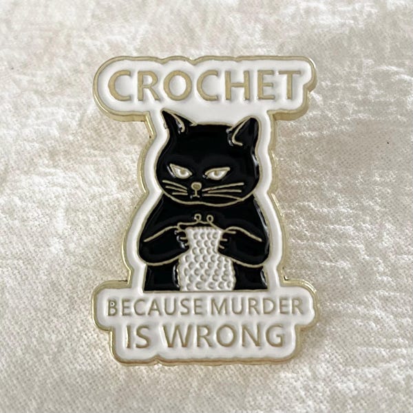 Broches de esmalte de gato negro de ganchillo, broche con frase divertida, insignia de ganchillo "Porque el asesinato está mal", accesorio para bolsos de lona, cordón, chaquetas