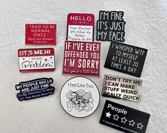Peut inclure: Ensemble de badges émaillés avec des phrases humoristiques et sarcastiques. Les badges sont de différentes formes et couleurs, notamment rouge, noir et blanc. Les textes sur les badges incluent des phrases comme "I'm fine, it's just my face" et "I feel like this."