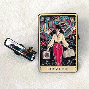 Propulsé par des épingles en émail TDAH Le badge de carte de tarot TDAH Badges uniques TDAH, cadeau pour elle et lui